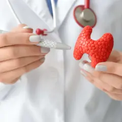 Zaburzenia tarczycy: Objawy, które musisz znać. Kiedy do lekarza?