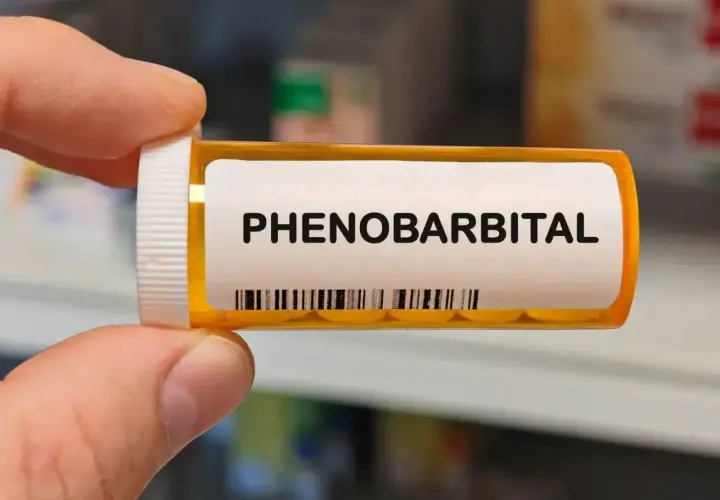 Pojemnik z lekami z napisem "PHENO BARBITAL". To jeden z leków z grupy barbituranów, stosowany w leczeniu padaczki.