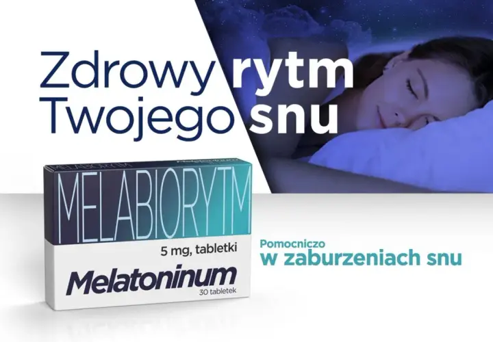 Opakowanie Melatoninum wspiera zdrowy rytm snu. Kobieta śpi spokojnie pod nocnym niebem.