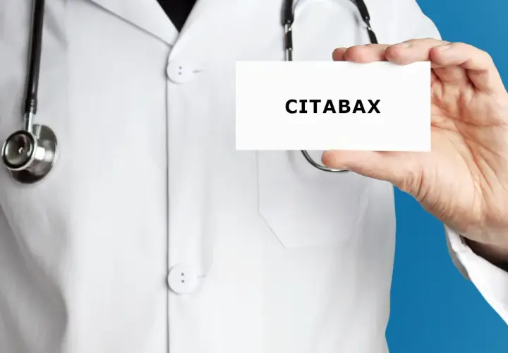 Lekarz w białym kitlu prezentuje wizytówkę z napisem CITABAX. Czy to lek na stres?